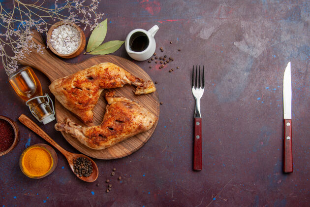 盘子在黑暗的桌子上俯瞰美味的炸鸡和不同的调味品抹刀食物不同的