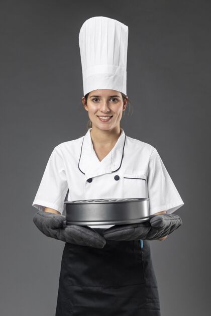员工用平底锅给女厨师画像模特厨师烹饪工作