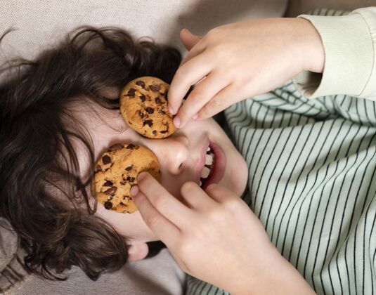 营养孩子在家吃饼干年轻可爱快餐