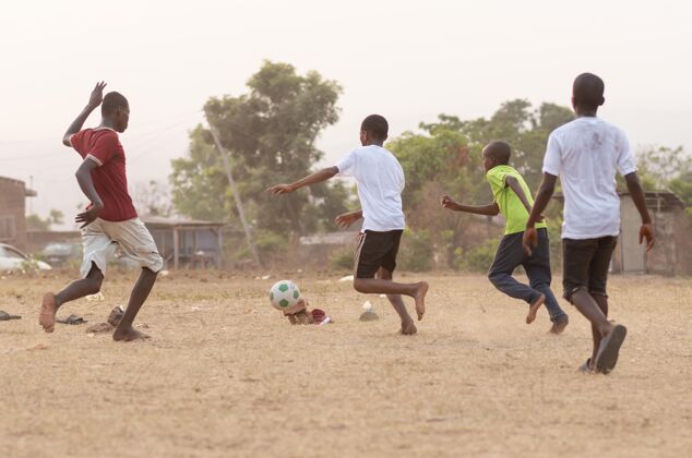 非洲孩子们在踢足球玩足球孩子