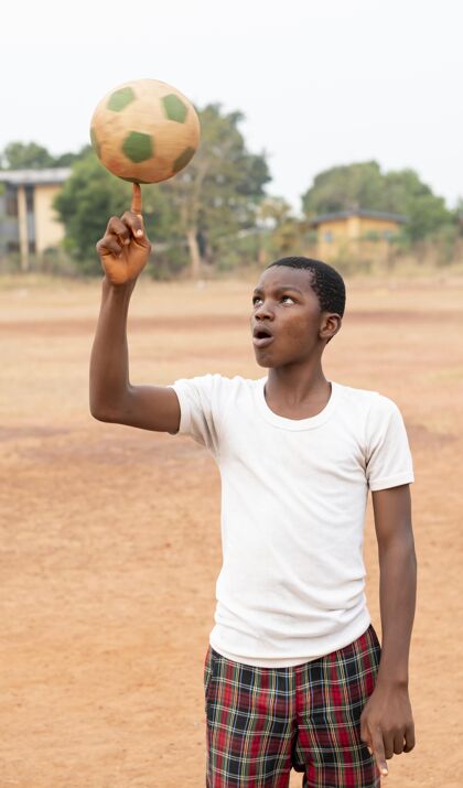 足球一个拿着足球的非洲小孩非洲足球比赛玩