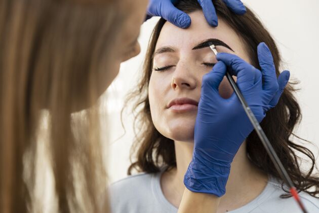 女人在美容院修眉毛的女人护理过程治疗