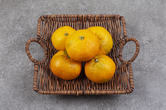 健康柳条篮子里放着新鲜的甜橘子群体餐桌食物