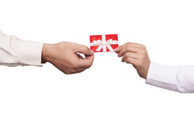 闪亮特写镜头中两个人拿着一张白色的红色礼品卡手礼物购物