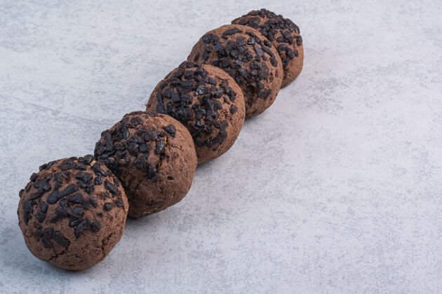 糕点巧克力饼干球 在大理石背景上营养美味糖