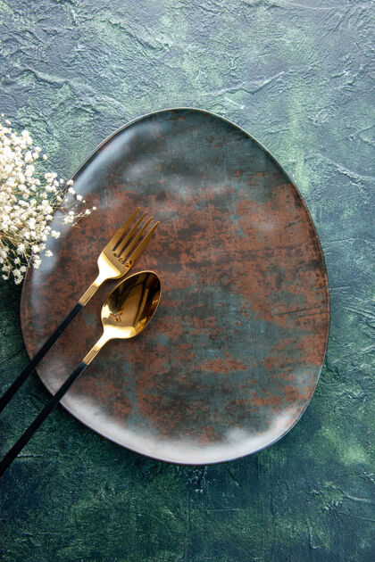 食物俯视图棕色盘子 黑色表面上有金色的勺子和叉子食物颜色餐厅厨房用具晚餐餐具盖子餐厅数码