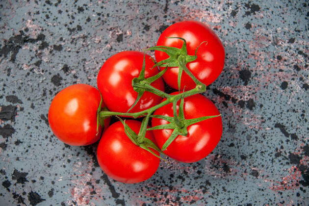 膳食顶视图新鲜的红色西红柿在浅色的表面食物颜色新鲜的一餐成熟的蔬菜晚餐沙拉光食物素食