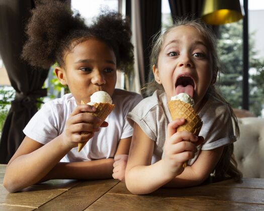 美食中等身材的女孩在吃冰淇淋美味孩子烹饪