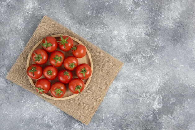 自然在大理石上放一盘新鲜的有机西红柿成熟的有机食物