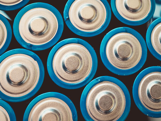银色高角度拍摄的一组蓝色电池的表面设备能源电池