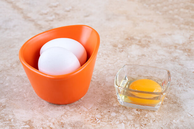 有机一个橙色的碗 里面有新鲜的白鸡蛋蛋黄健康鸡蛋