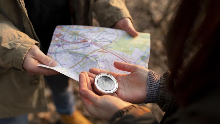 放松用地图和指南针近距离观察旅行者旅游冒险特写