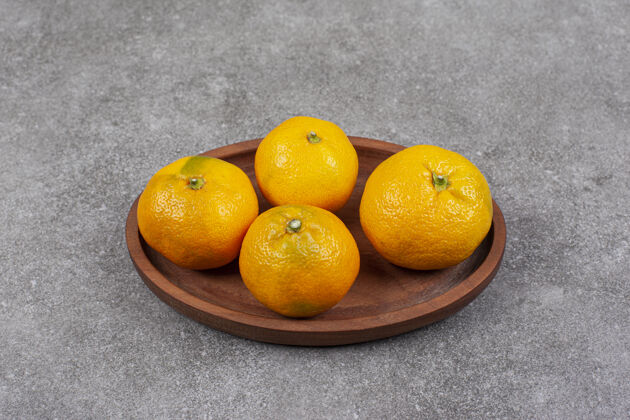 成熟新鲜甜甜的橘子放在厨房的木板上明亮健康克莱门汀