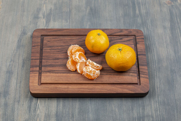 切割把整个橘子切成片放在木砧板上美味美味切片