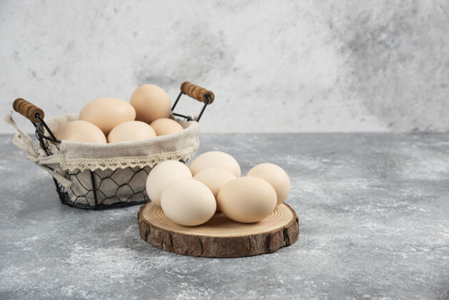 木头放在大理石表面的一篮子有机新鲜生鸡蛋农场烹饪鸡
