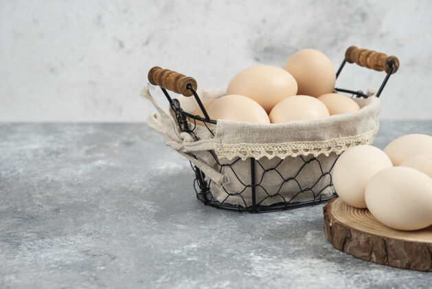 有机放在大理石表面的一篮子有机新鲜生鸡蛋鸟鸡蛋食物