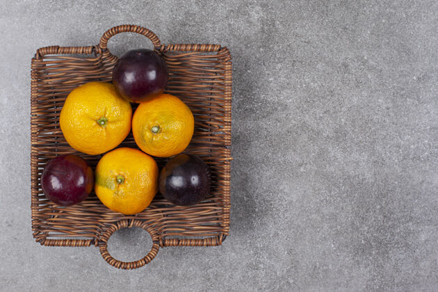 美味柳条篮子里放着各种新鲜水果美味柑橘水果