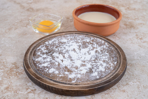 烹饪一盘棕色的面粉和一个泥碗面粉有机平板