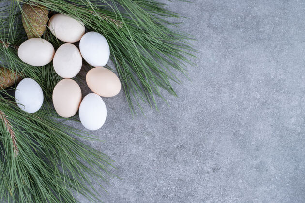 养殖新鲜的白色鸡蛋放在大理石表面母鸡自然新鲜