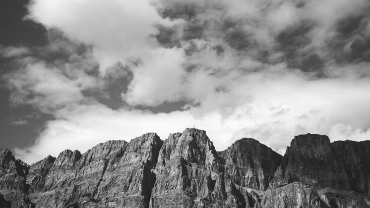 悬崖多云的天空上的山岩石天气风景
