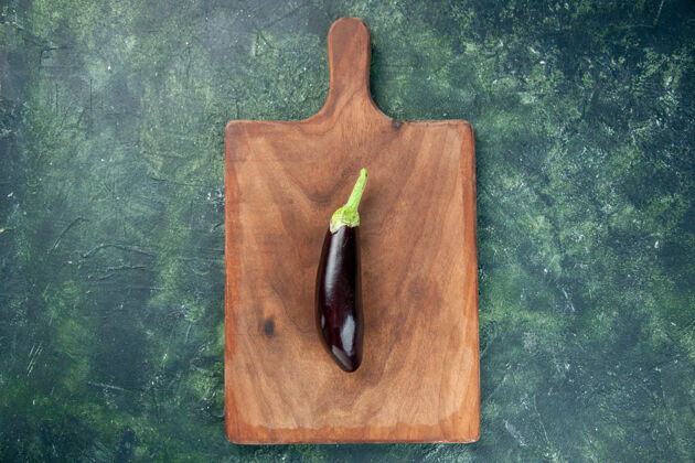 黑茄子俯瞰砧板上的黑茄子和深色背景色成熟沙拉蔬菜食物晚餐新鲜工具蔬菜成熟