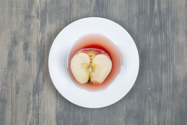 苹果把红苹果切成片放在白盘子里健康半切片