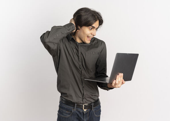 笔记本电脑年轻帅气的白人男子抱着头 看着隔离在白色背景和复印空间上的笔记本电脑拿着帅气惊喜