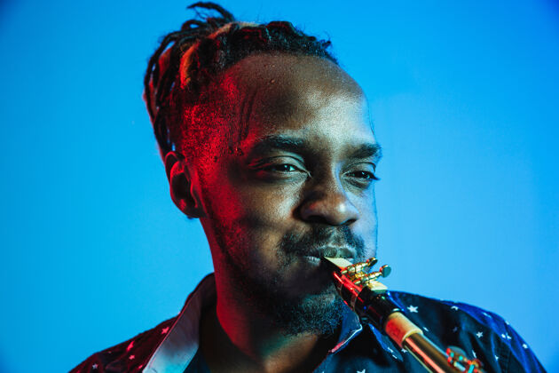 成人年轻的非洲裔美国爵士乐音乐家在演奏萨克斯管城市萨克斯著名