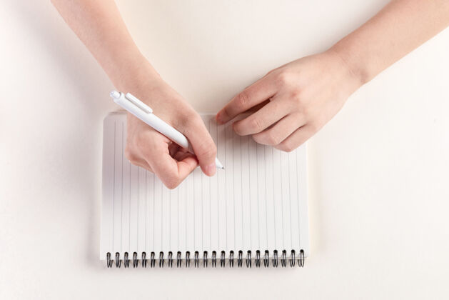 页面一只手在写日记的特写镜头提醒通知空白