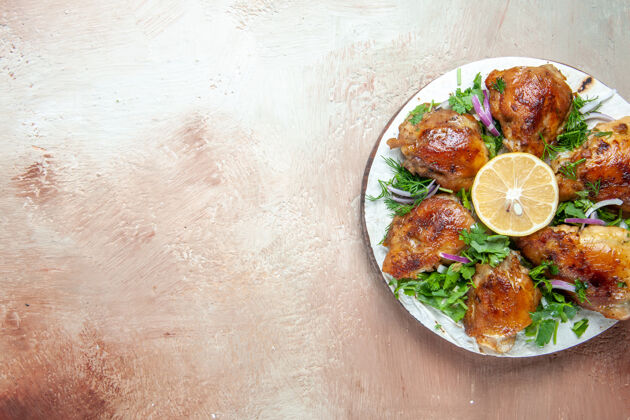 美味鸡的俯视图开胃的鸡块柠檬香草放在板上的拉瓦什食物番茄膳食