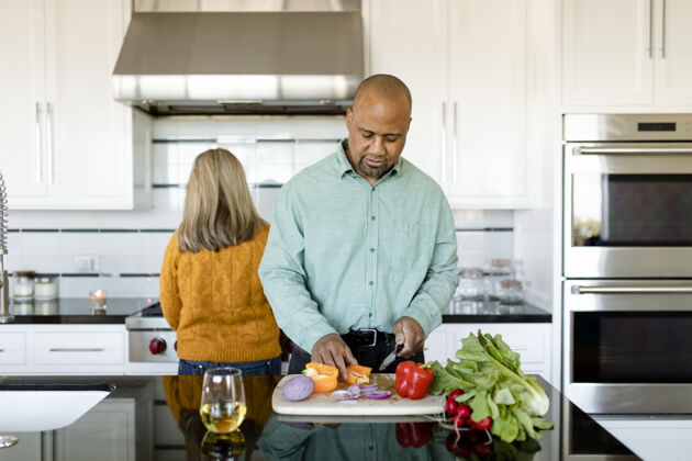 自制夫妻俩在家一起做早餐健康食品烹饪切片