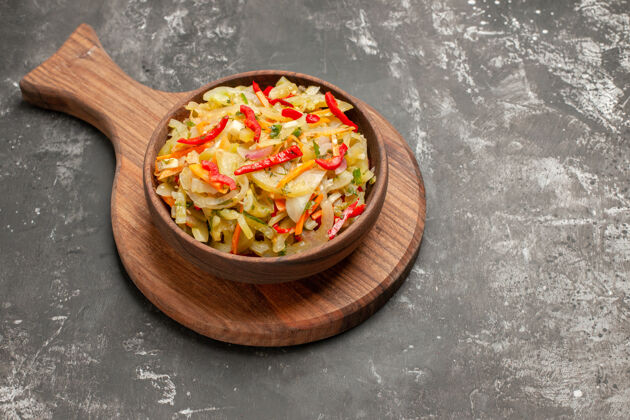 一餐侧面特写镜头沙拉一碗开胃蔬菜沙拉在砧板上洋葱伙食盘子