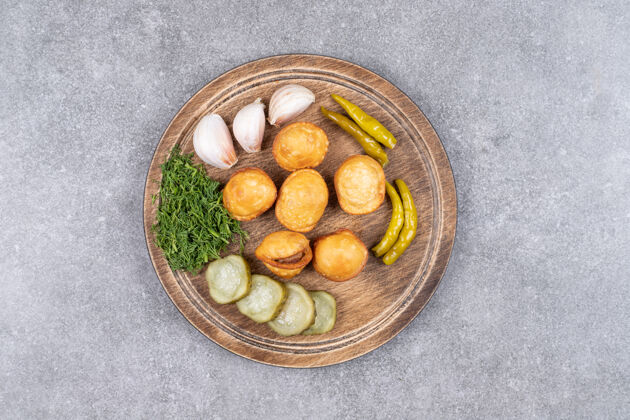 小吃美味的土豆饼和罐装蔬菜放在木板上准备咸午餐
