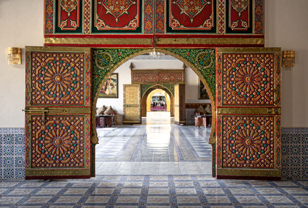 东方传统的东方室内设计 带有许多装饰细节的门寺庙门装饰