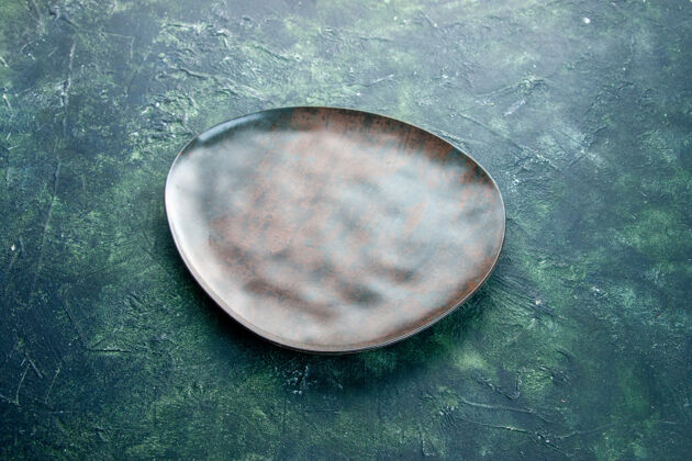 盘子前视图棕色空板在黑暗的背景晚餐黑的饭