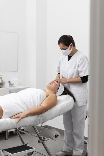 皮肤护理在美容院放松的女人治疗沙龙健康