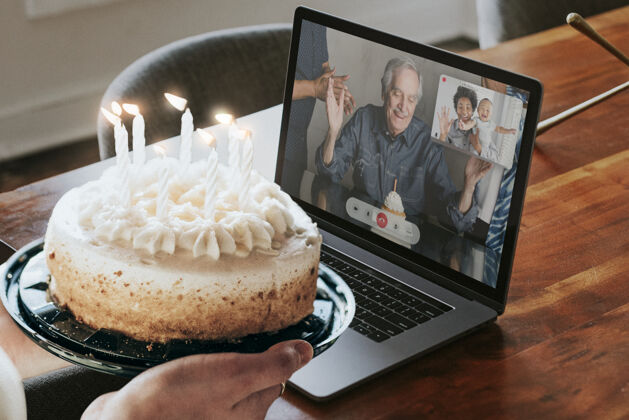 会议虚拟生日派对通过视频通话在笔记本电脑上的新常态视频通话生日聚会