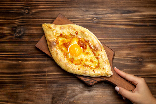 鸡蛋顶视图新鲜的烤面包和煮熟的鸡蛋放在木制桌子上面包面团面包食物早餐餐鸡蛋桌子烹饪面包