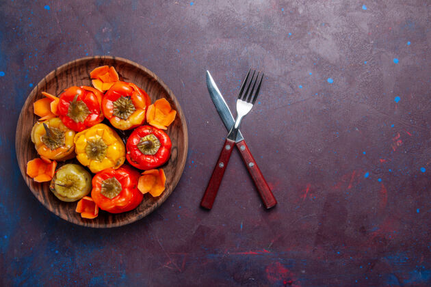 晚餐顶视图熟甜椒与地面上的肉灰色办公桌上的食物肉类蔬菜烹饪生的顶部饮食