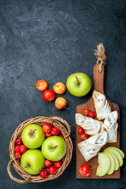 樱桃顶视图篮子里的水果青苹果和甜樱桃放在深灰色的桌子上 水果组成醇厚的新鲜树生的顶部水果
