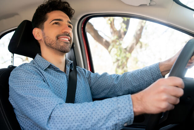 城市年轻人开车上班的画像交通概念司机汽车微笑