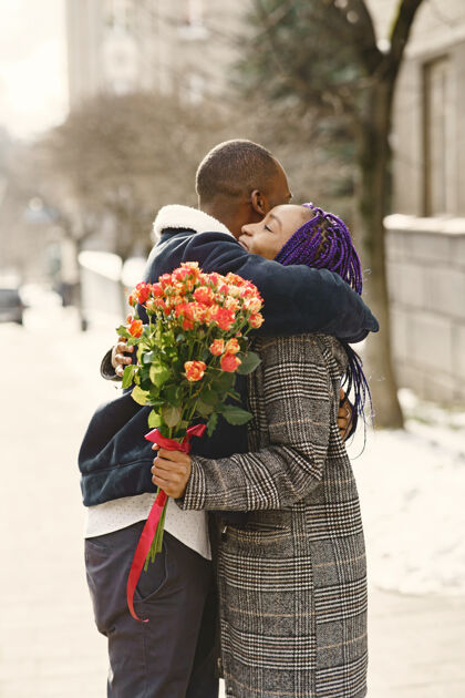 男性人们站在外面男人给女人送花非洲夫妇情人节美国肖像情人节