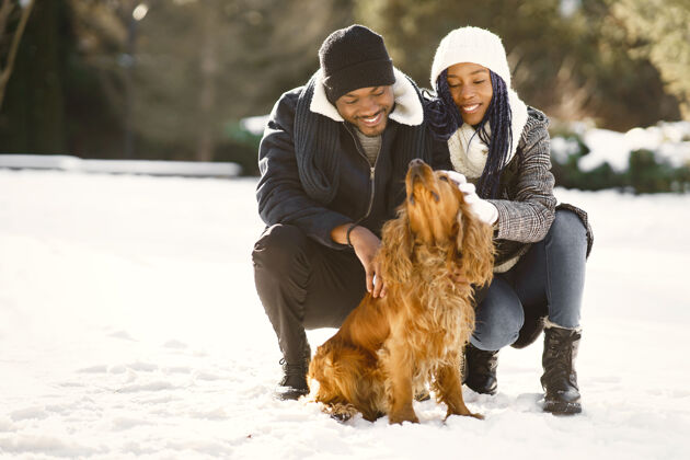 天人们在外面散步冬天非洲夫妇带着狗男性棕色拥抱