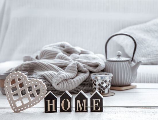 房子舒适的家庭构成与茶壶 针织项目和斯堪的纳维亚装饰细节家居舒适和现代风格的概念文字海格斯堪的纳维亚