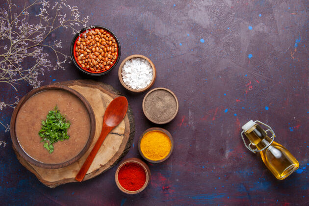 颜色俯瞰黄豆汤美味的煮熟的汤 用青菜和调味料在黑暗的表面晚餐汤一餐豆食品顶部汤晚餐