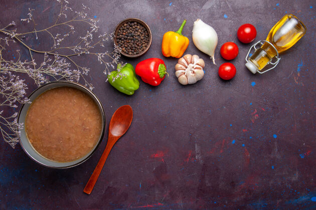 胡椒顶视图橄榄油菜豆汤和蔬菜对深色背景汤菜豆食品新鲜观点顶部