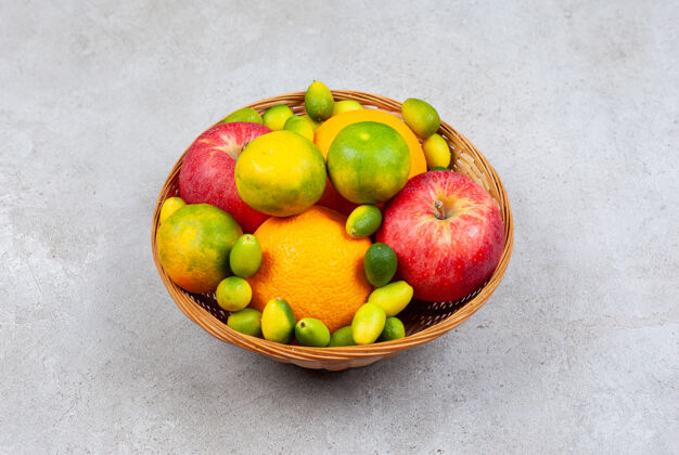 整个果篮特写照片果篮里的新鲜水果覆盖在灰色的表面上饮食部分扁平
