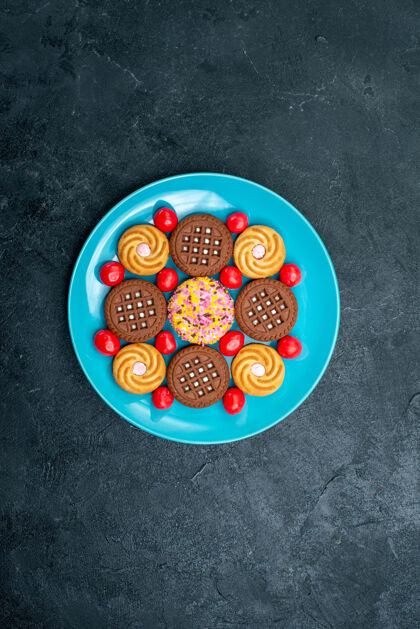 圆形顶视图不同的糖饼干内板上的灰色表面糖果糖甜茶饼干饼干饼干茶生的盘子