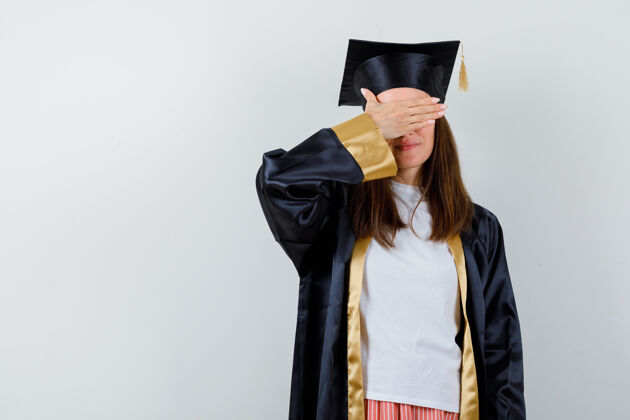 肖像毕业的女人手拉着手 眼睛穿着休闲服 制服 看上去充满希望正面图眼睛成就人