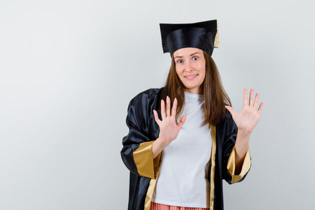 成就女毕业生穿着制服 穿着休闲服 表情自信 正面照教育多样性学位